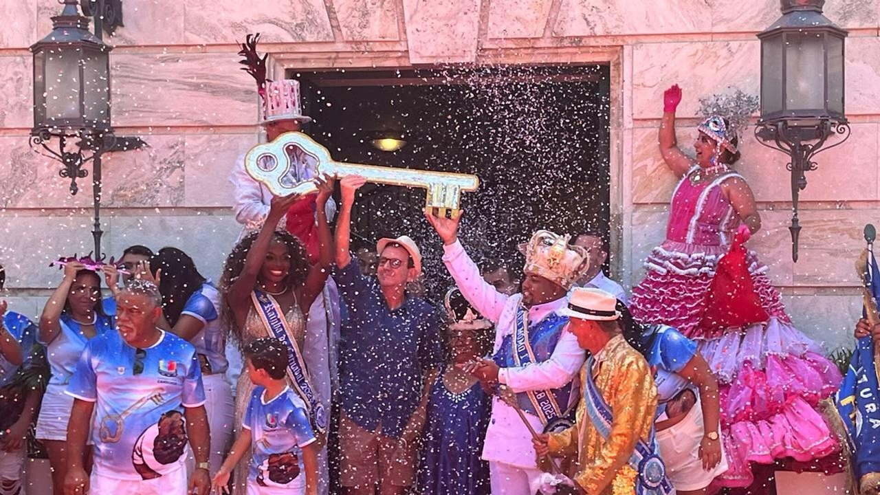 Prefeito do Rio de Janeiro entrega as chaves para o Rei Momo e abre o Carnaval carioca (VÍDEOS)