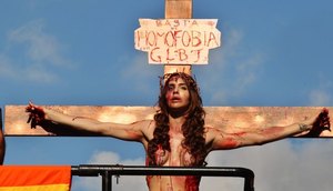 CNBB divulga nota contra transexual crucificado