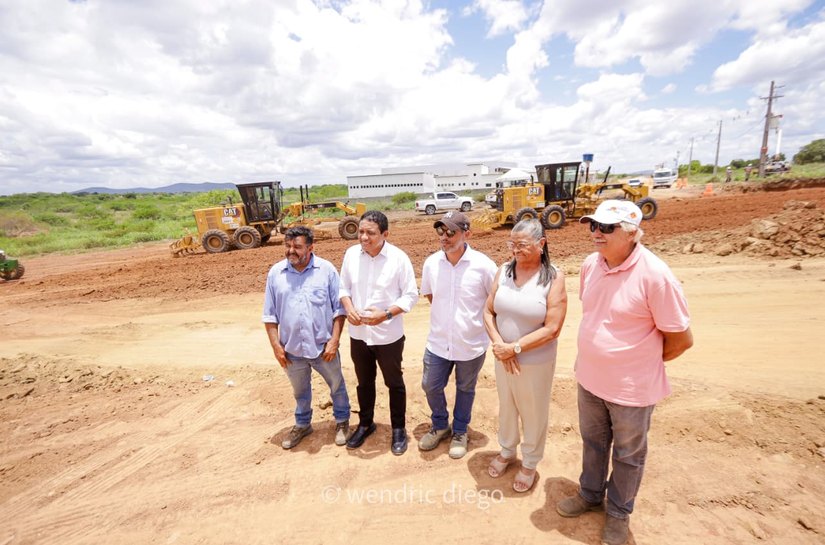 Prefeita Tia Júlia e secretário Júlio Cezar visitam obras de duplicação da BR-316 em Palmeira