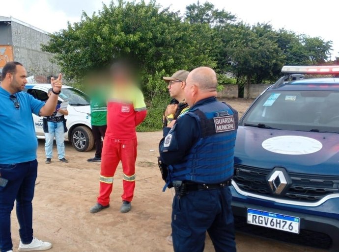 Agentes do DMTT e Alurb flagram descarte irregular de lixo em área verde na Santa Lúcia