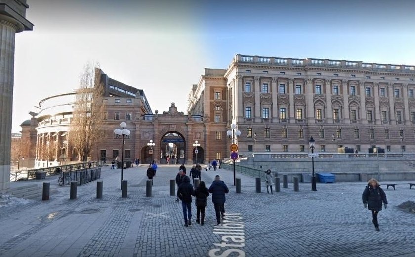 Dois homens queimam o Alcorão durante protesto em frente ao Parlamento de Estocolmo