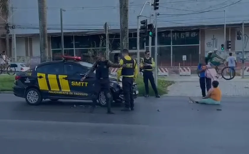 Mulher é atropelada por moto ao atravessar a Avenida Durval de Góes Monteiro