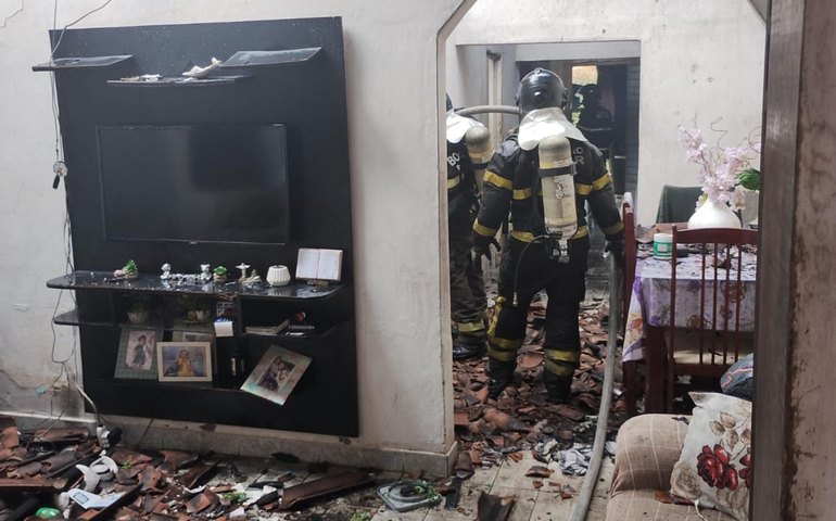 Corpo de Bombeiros combate incêndio em residência e socorre idosa em Maceió