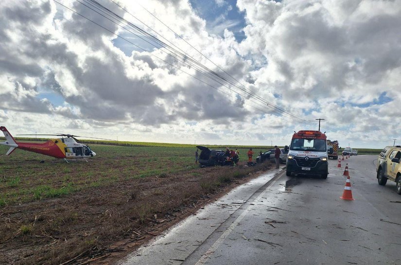Departamento Estadual de Aviação presta apoio aeromédico em acidente com presos às ferragens, em Roteiro