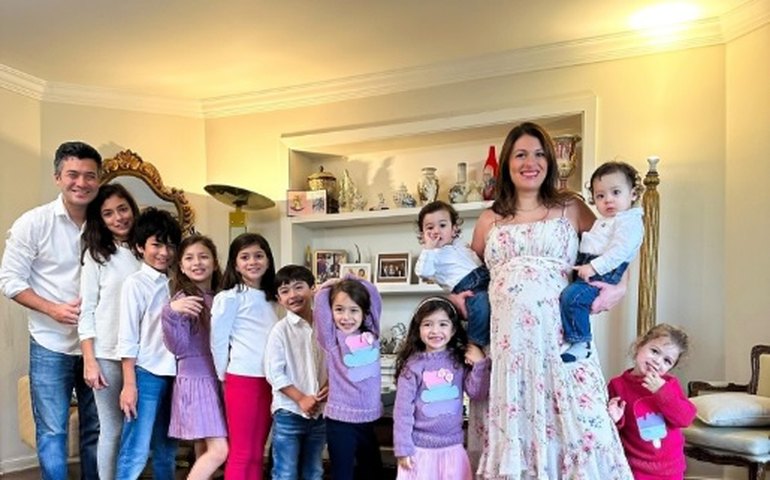 Com 12 filhos, mãe viraliza ao mostrar que teve 10 gestações em 12 anos: 'Qual o problema?'