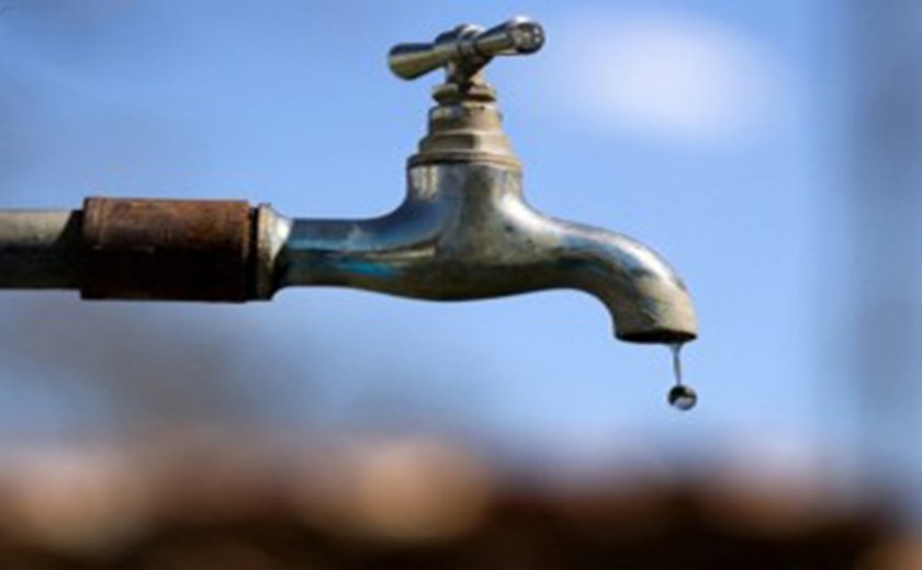 Casal trabalha para restabelecer fornecimento de água em Estrela e Minador do Negrão