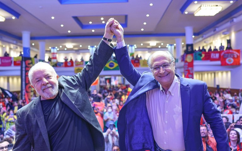 Apoiado por 87 movimentos populares, Lula diz que quem vai mudar o país é o povo