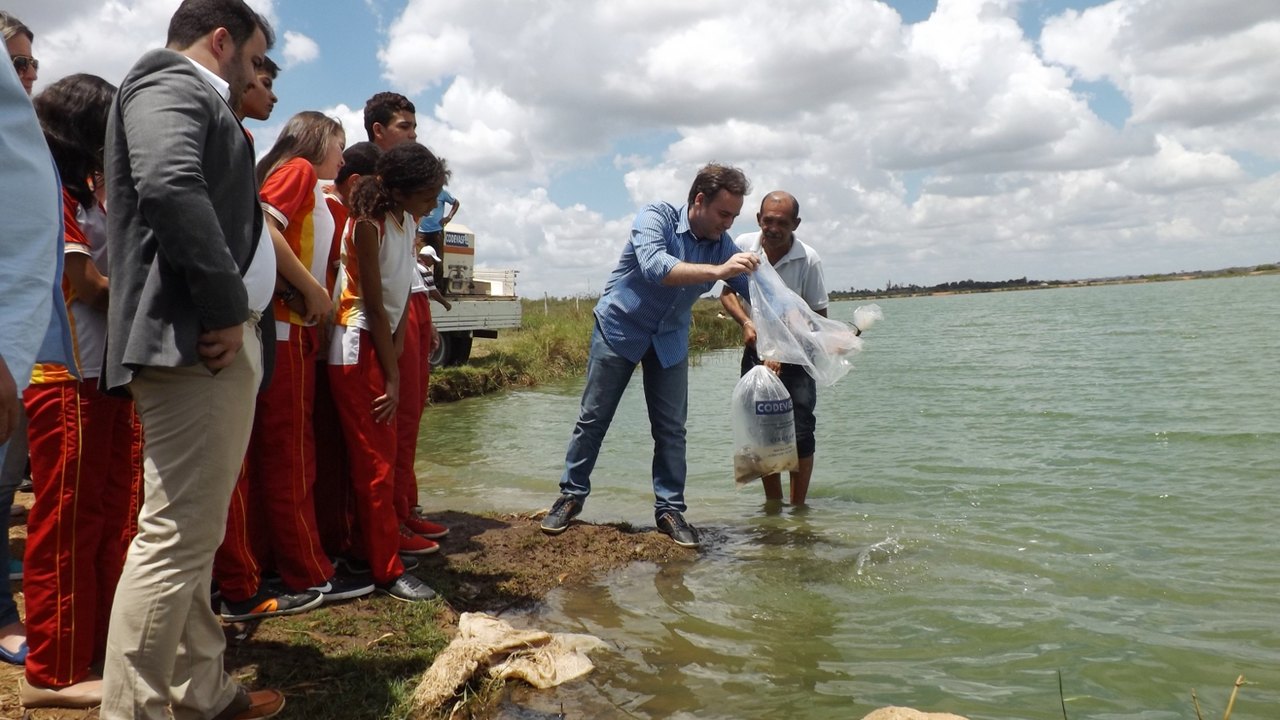 Arapiraca: Yale participa de peixamento no Lago Perucaba