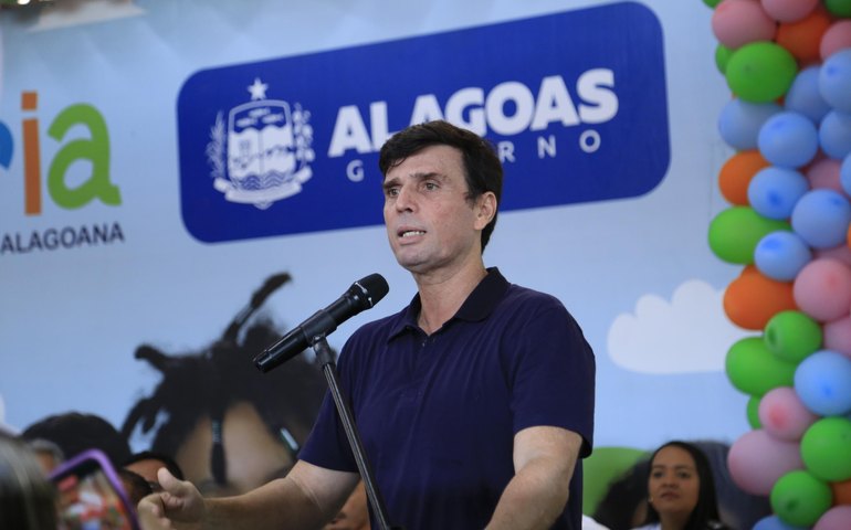 Escola reaberta em Coqueiro Seco será de tempo integral, anuncia governador