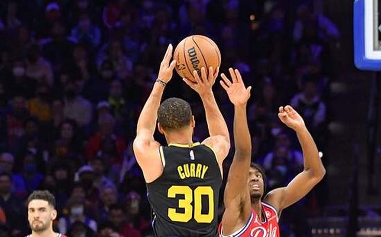Exaltado por companheiros, Curry se mostra orgulhoso de atuação dos Warriors
