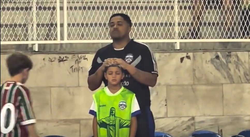 Momento de fé entre técnico e pequeno atleta emocionou internautas