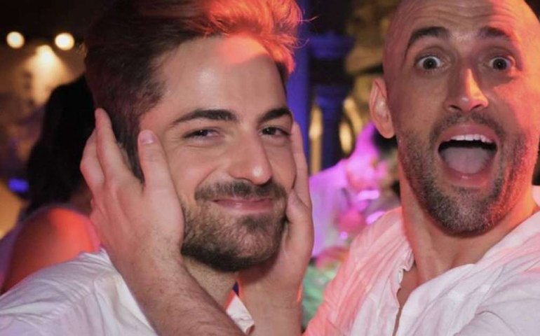 Thales Bretas doa figurino de Paulo Gustavo para leilão beneficente