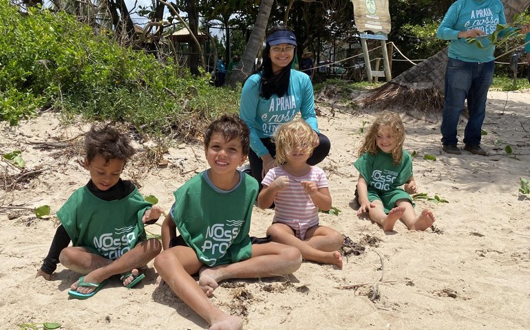 IMA/AL promove mutirão de limpeza e plantio de restinga em praia da Garça Torta