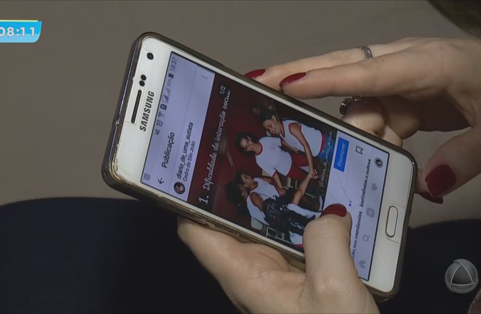 Irmã de jovem com autismo cria diário virtual nas redes sociais