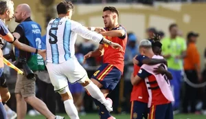 Entidade vai analisar expulsão de Leandro Paredes, brigas entre jogadores e conduta da delegação durante a cerimônia de premiação - Foto: AFP