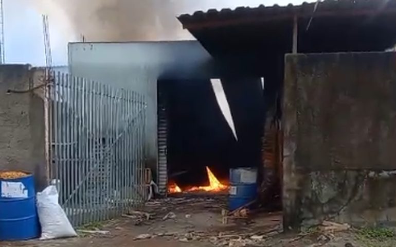 Incêndio atinge fábrica de estofados no Bairro Canafístula, em Arapiraca