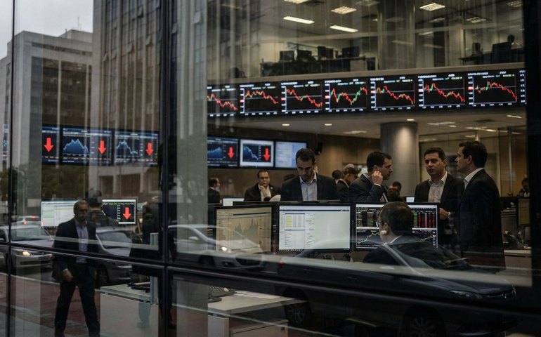 Ibovespa recua em meio a ruídos eleitorais, ata do Copom e cenário externo