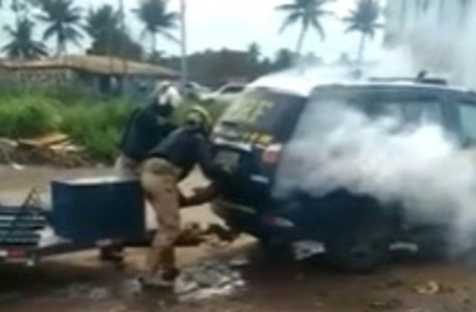 Policiais prendem homem em veículo e jogam gás