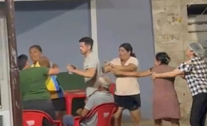 Maílson Bulhões, de camisa verde, aparece em vídeo durante a agressão em Olivença