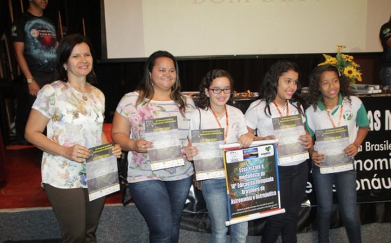 Prefeitura de Arapiraca entrega medalhas a alunos da Olimpíada de Astronomia