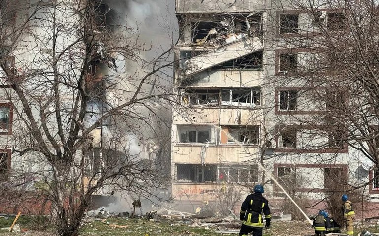 Míssil russo atinge prédio residencial com crianças na Ucrânia