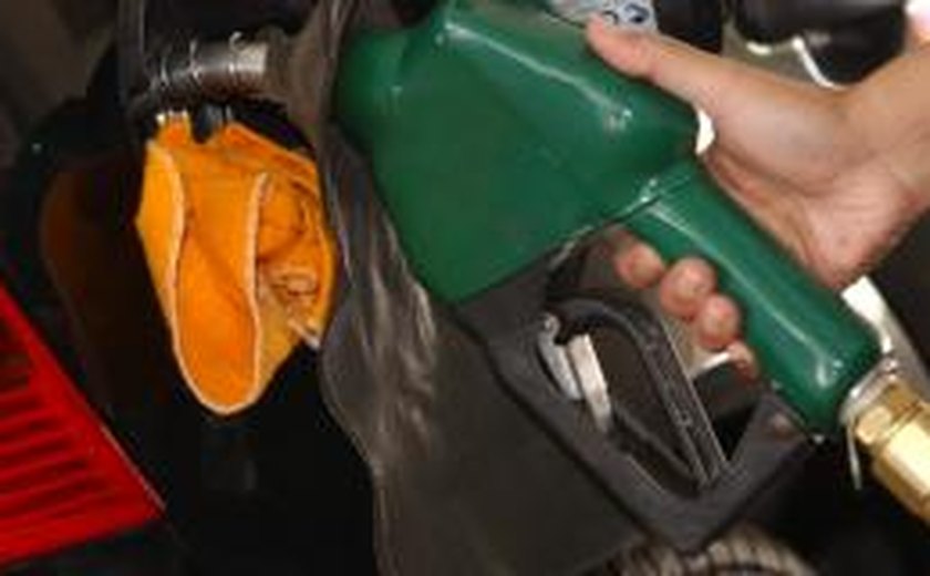 Mantega não descarta aumento da gasolina, mas diz que decisão cabe à Petrobras