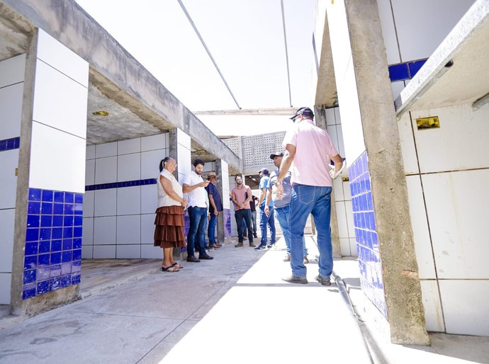 Prefeita Tia Júlia realiza visita técnica a obras no Mercado Público de Palmeira
