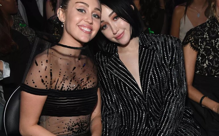 Noah Cyrus revelou já ter negado ser irmã de Miley: &#8216;Tirava minha identidade&#8217;