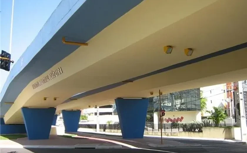 Homem morre após passar mal e cair de moto em viaduto na Mangabeiras