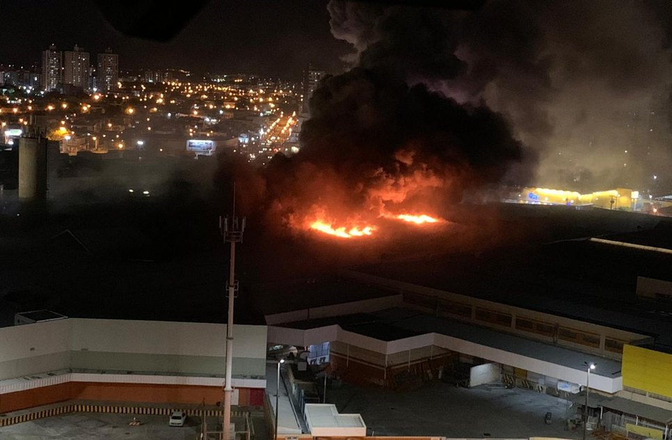 Incêndio destrói três lojas no shopping em Aracaju / Foto: Redes Sociais