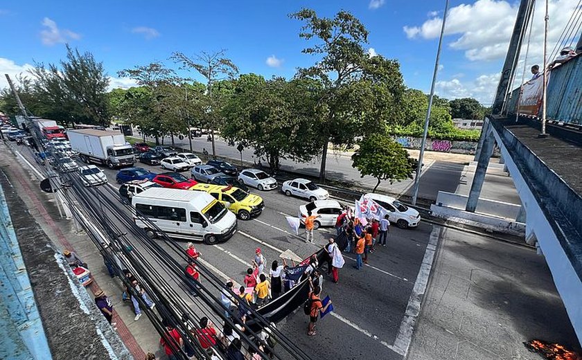 Protesto contra cortes orçamentários fecha BR-104 em Maceió