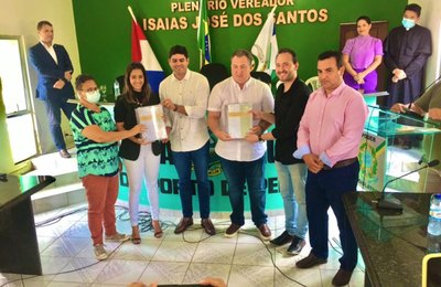 Prefeito Henrique Vilela recebe conclusão do Plano Diretor de Porto de Pedras