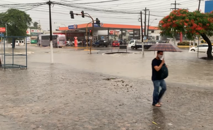 Fernandes Lima tomada por água da chuva