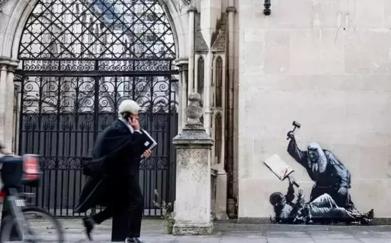 Obra de Banksy surge em Londres após detenções de manifestantes