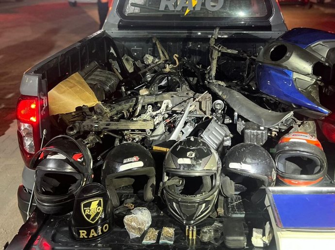 PM flagra desmanche de motocicletas em residência no Clima Bom