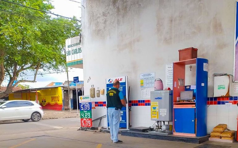 Procon Arapiraca fiscaliza postos de combustíveis e divulga pesquisa de preços
