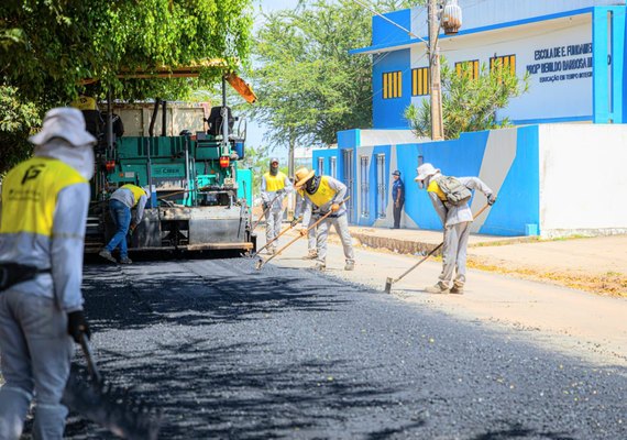 Obras de pavimentação asfáltica e construção de creche avançam em Arapiraca