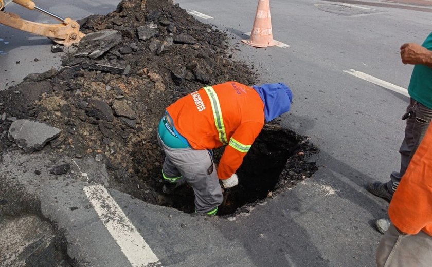 Obra emergencial recupera rede de drenagem na Avenida Dona Constança