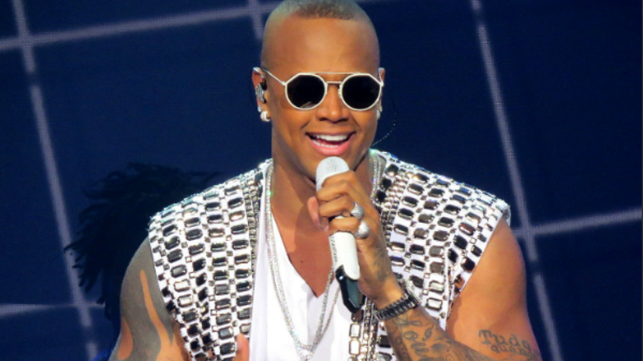 Léo Santana sobe singles e anuncia “Baile da Santinha”