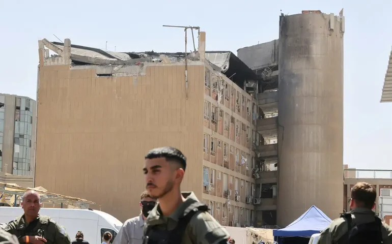 Irã lança 30 mísseis contra Tel-Aviv após entrada dos EUA no conflito; Israel responde