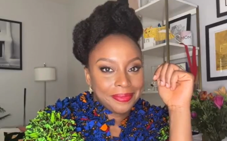 Chimamanda Ngozi Adichie volta ao romance após uma década: conheça 'A Contagem dos Sonhos'