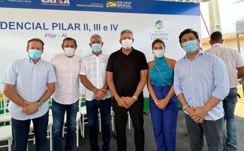 Ao lado de Arthur Lira, Rodrigo Valença acompanha entrega de residencial na cidade de Pilar