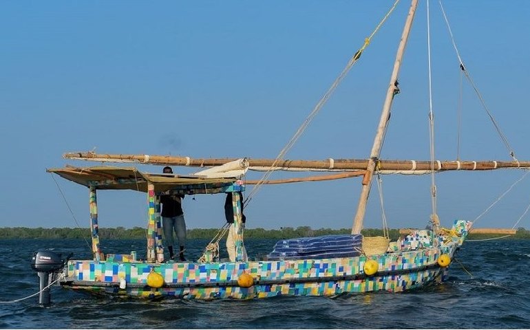 Em Uganda, lixo reciclado de lago se torna barco de turismo