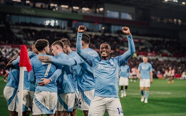 Nottingham Forest embala a terceira vitória seguida e se aproxima dos líderes do Inglês