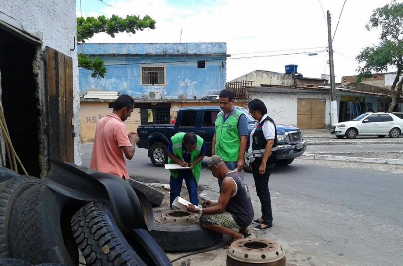Ação da Slum orienta e fiscaliza o descarte de pneus