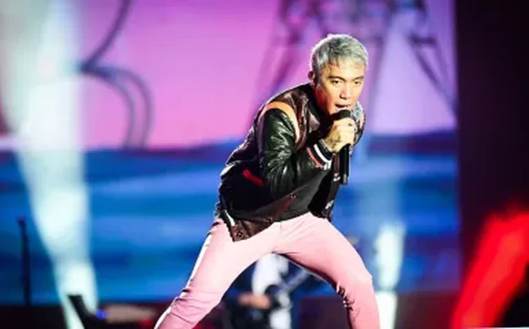 Após críticas, vocalista do Journey pede que fãs decidam se fica ou sai da banda