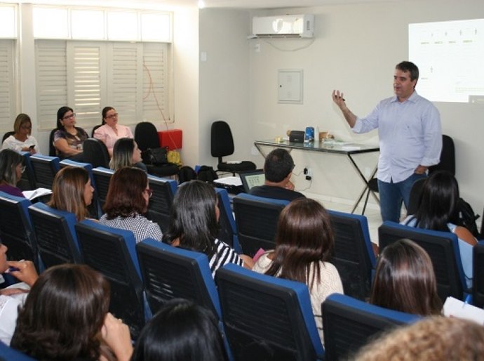 Programa Escola 10 promove ciclo de debates sobre educação