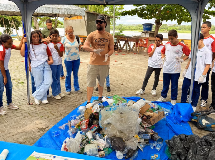 Estudantes da Escola Douglas Apratto participam de aula sobre conscientização ambiental na orla de Penedo