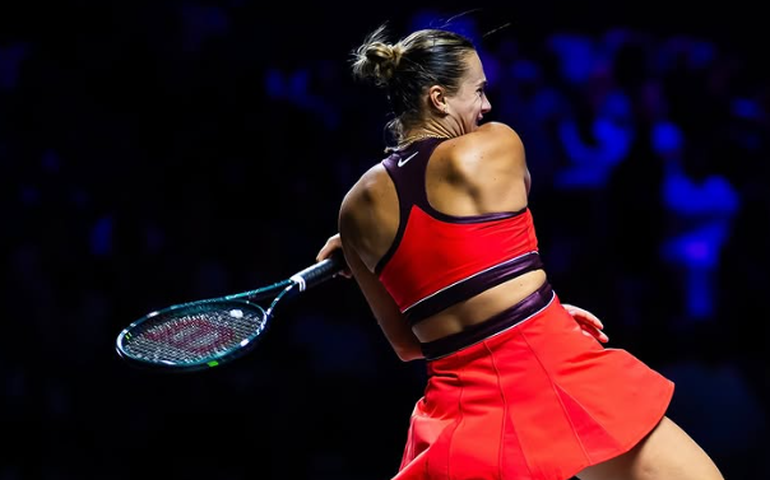 Sabalenka elimina Coco Gauff e lidera grupo rumo à semifinal do WTA Finals