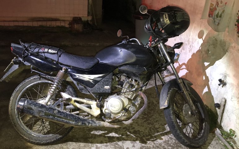 Polícia prende dupla da moto que estava roubando celular na parte alta de Maceió